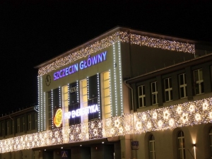 Szczecin: świąteczna iluminacja na dworcu