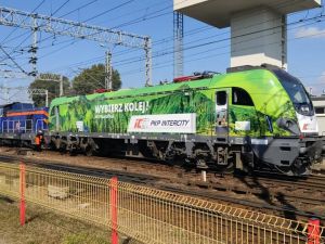 Griffin PKP Intercity w okolicznościowej okleinie poprowadzi w Polsce pociąg "Łącząc Europę"