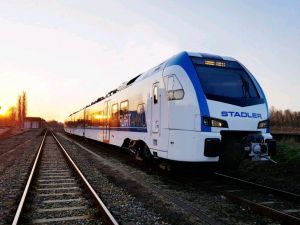 Ekologiczny transport kolejowy w Austrii. STADLER wygrywa kontrakt na pociągi zasilane bateryjnie.