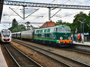 Tłumy uczestników podróży historycznym składem po malowniczych liniach kolejowych Dolnego Śląska