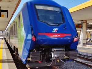 Blues zbudowany przez Hitachi Rail dla Trenitalii rozpoczyna przewozy pasażerskie na Sycylii