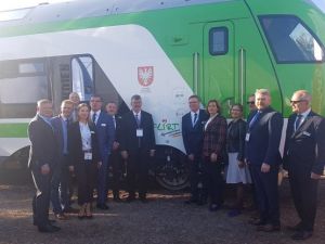 Stadler prezentuje pierwszy nowy elektryczny zespół trakcyjny typu FLIRT dla Kolei Mazowieckich