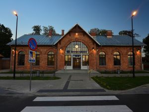 Zmodernizowany zabytkowy dworzec w Sochaczewie znów służy podróżnym