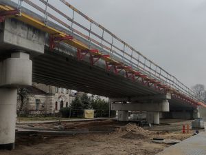 Budowa wiaduktu drogowego w Skierniewicach na półmetku