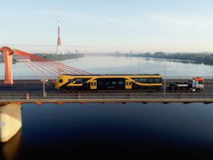 Pierwsze dwa nowe pociągi elektryczne wyprodukowane przez Skodę dotarły już na Łotwę 