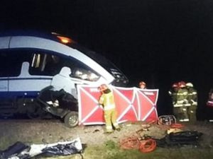 Kolejna ofiara wypadku na przejeździe kolejowym-śmiertelny finał slalomu samochodu między rogatkami