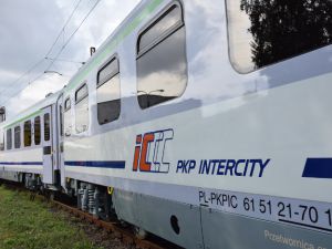 FPS przekazuje pierwsze zmodernizowane wagony dla PKP Intercity