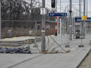 Jest obawa o ruch pociągów przy zapadniętym peronie stacji Opole Wschodnie