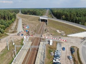 W Kobyłce postępują prace przy tunelu pod torami linii do Białegostoku