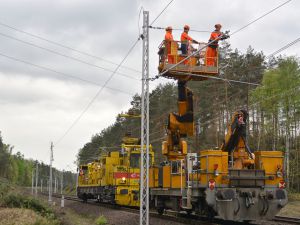 Na półmetku rozwieszanie sieci trakcyjnej na linii Węgliniec – Zgorzelec 