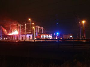  Płonął opuszczony budynek nastawni kolejowej w Tczewie. Wstrzymany był ruch pociągów.