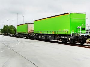Pierwsze 50 wagonów do przewozu kontenerów trafiło już do PKP Cargo 