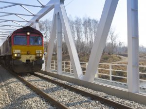 Nowym mostem nad Kanałem Kędzierzyńskim jeżdżą już pociągi