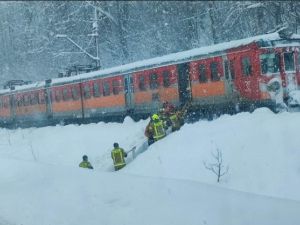 Zima na Podhalu nie odpuszcza. Pasażerowie ewakuowani z pociągu, który utknął w Białym Dunajcu. Akt.
