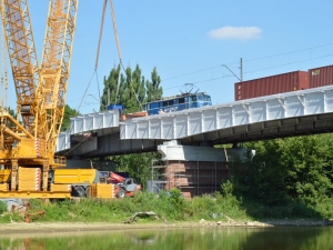 PKP PLK kończy montaż mostu nad Wartą w Starołęce