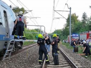 Kolejna awaria sieci trakcyjnej na CMK zakończona ewakuacją z dwóch pociągów blisko 800 pasażerów. 
