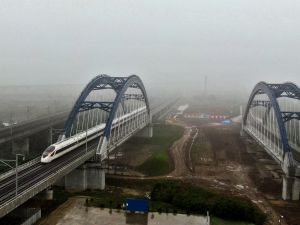 Skomplikowana nocna operacja kolejowa na linii szybkiej kolei Szanghaj-Chengdu