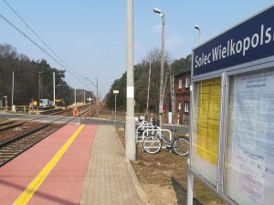 Nowe perony powstają na stacjach kolejowych w Solcu Wielkopolskim i Łęce Opatowskiej