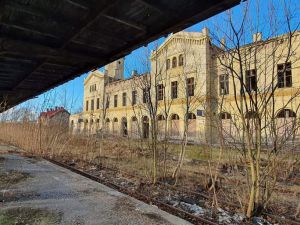 Postępy rewitalizacji "filmowego" dworca kolejowego w Głubczycach