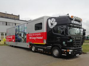 DB Cargo Polska oferuje szkolenia dla maszynistów na mobilnym symulatorze.