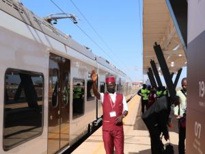 Pociągi Alstom Coradia Polyvalent rozpoczęły służbę na linii łączącej Dakar z lotniskiem w Senegalu