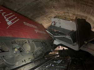 Pociąg samochodowy i pociąg regionalny zderzyły się ze sobą w tunelu Stephan-Holzer w Szwajcarii.