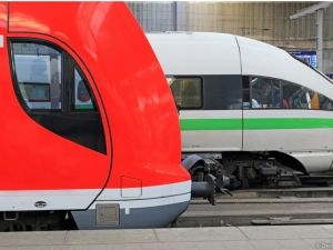 Deutsche Bahn pracuje "na pełnych obrotach", aby powrócić do regularnego rozkładu jazdy.