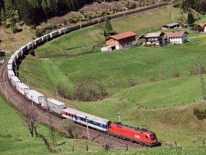 Od kwietnia więcej ciężarówek podróżujących "cichszą" koleją przez przełęcz Brenner