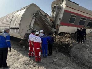 Wykolejenie wagonów - wiele ofiar śmiertelnych po wypadku pociągu w Iranie