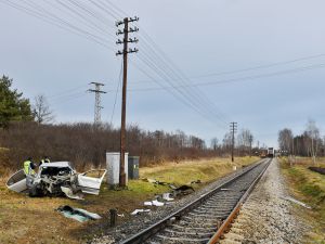 Zderzenie samochodu osobowego z pociągiem w miejscowości Osiny na opolszczyźnie