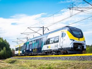 Siemens Mobility i Deutsche Bahn testują pociąg na wodór i mobilną stację tankowania. 