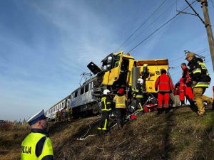 Wypadek na przejeździe kolejowym w Tychowie. Ciężarówka zderzyła się z pociągiem. Sześć osób rannych
