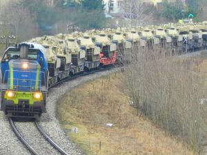 Amerykańskie czołgi na platformach kolejowych przemieszczają się na wschodnią flankę NATO