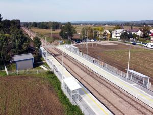 Nowe tory, perony i obiekty inżynierskie ułatwiają podróże na linii z Krakowa do Oświęcimia