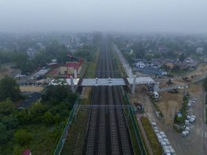 Nowy wiadukt kolejowy już nad torami w Pruszkowie (video)