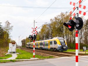 Alerty o zbliżaniu się do przejazdu kolejowo-drogowego dla użytkowników aplikacji Yanosika