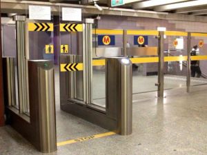 Warszawa: nowe bramki w metrze. Będą czytały kody QR