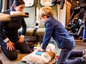 Pokaz pierwszej pomocy przy użyciu AED w pociągu Pendolino