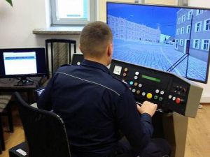 W Krakowie policjanci trenowali jazdę tramwajem na symulatorze