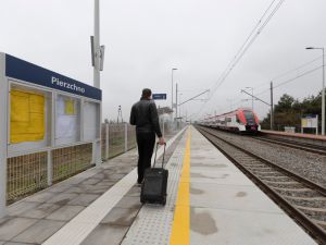Podróżni wygodniej wsiadają do pociągów z nowych peronów w woj. kujawsko – pomorskim, wielkopolskim 