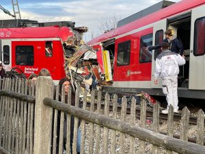 Poważny wypadek kolejowy na południe od Monachium - jedna osoba nie żyje (fot.)