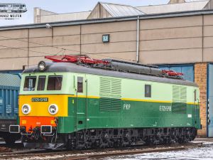 Odnowiona lokomotywa ET21-548 niebawem stanie przy dworcu w Legnicy obok parowozu Ty2-540