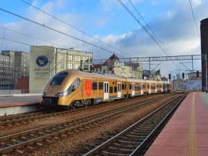 Kartą lub BLIKiem zapłaci podróżny w pociągach Kolei Śląskich! A od grudnia połączenie z Krakowem
