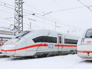 Obfite opady śniegu sparaliżowały transport dalekobieżny w południowych Niemczech.
