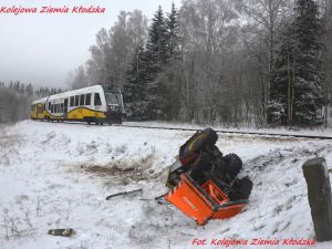 Operator pługo - piaskarki bez wyobraźni. Wypadek na przejedzie drogowo-kolejowym w dolnośląskim.