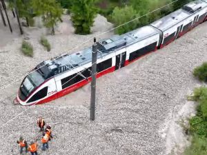 Pociąg regionalny w Austrii uwięziony przez lawinę kamieni