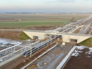 Rail Baltica: kolejny wiadukt nad torami w gminie Szepietowo zwiększa bezpieczeństwo 