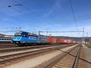 Nowa okleina lokomotywy Traxx nawiązująca do współpracy między ČD Cargo i Metransem
