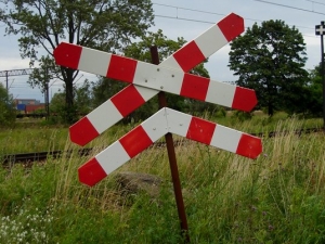 Warmińsko-mazurskie: motocyklista wjechał pod pociąg