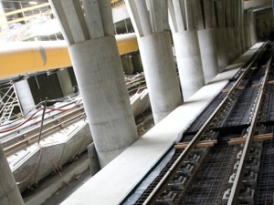 Trwa montaż torów na stacji metra Stadion Narodowy